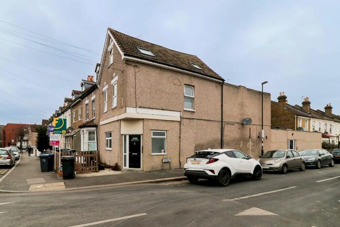 Flat To Rent In Canterbury Road, Croydon, CR0