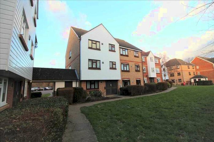 1 Bedroom Apartment To Rent In One Bedroom Top Floor Flat, CM2