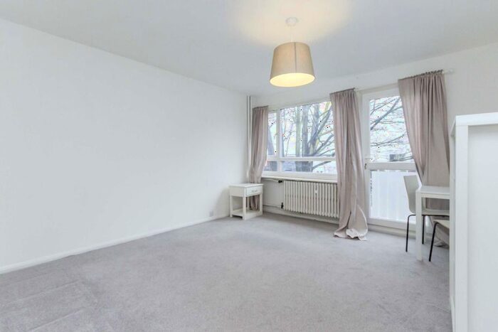 2 Bedroom Flat To Rent In Keith Grove, London, W12