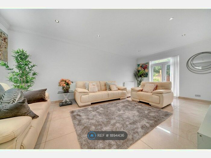 5 Bedroom Detached House To Rent In Woodfarrs, London, SE5