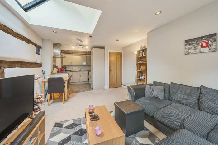 1 Bedroom Flat To Rent In High Street, Leatherhead, KT22