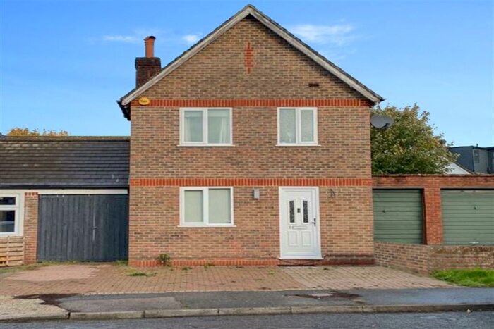 3 Bedroom Semi-Detached House To Rent In Hardy Close, Horsham, RH12