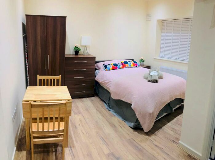 Flat To Rent In Chatsworth Road, London, NW2