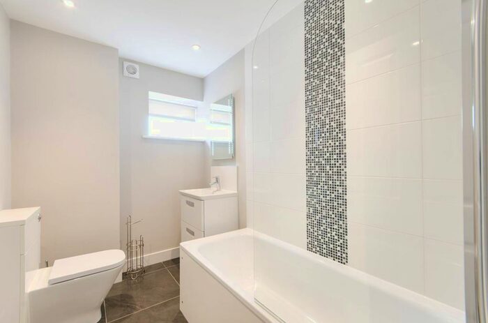 2 Bedroom Flat To Rent In Castlebar Road, Ealing, London, W5