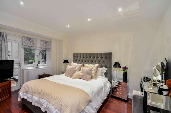 2 Bedroom Flat To Rent In Lennox Gardens, Knightsbridge, London, SW1X