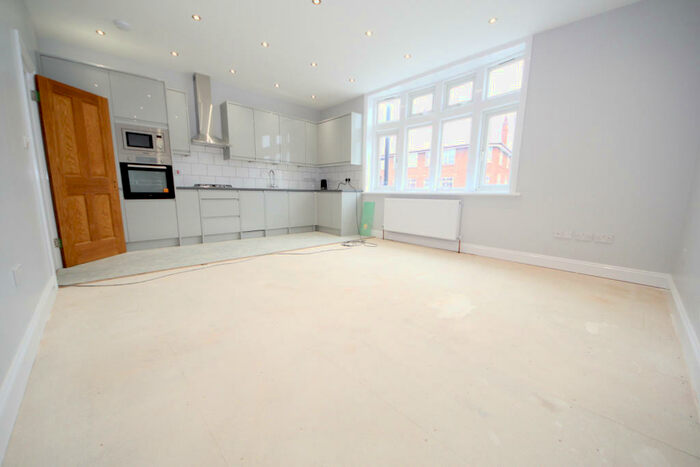 3 Bedroom Flat To Rent In Green Lanes, Winchmore Hill, N21