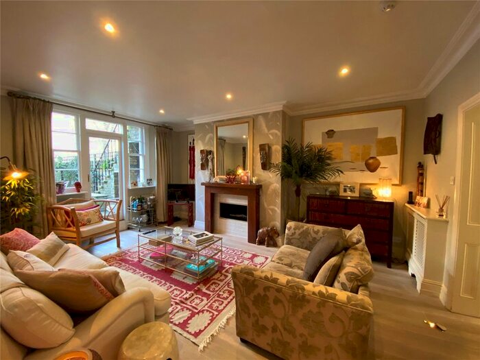 2 Bedroom Flat To Rent In Westbourne Grove, London, W11