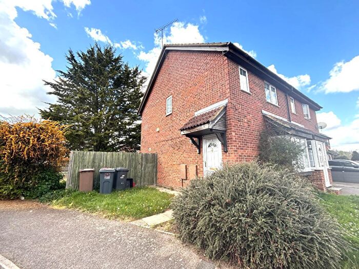 3 Bedroom Semi-Detached House For Sale In Fieldfare Green, Birds Estate, Luton, Bedfordshire, LU4