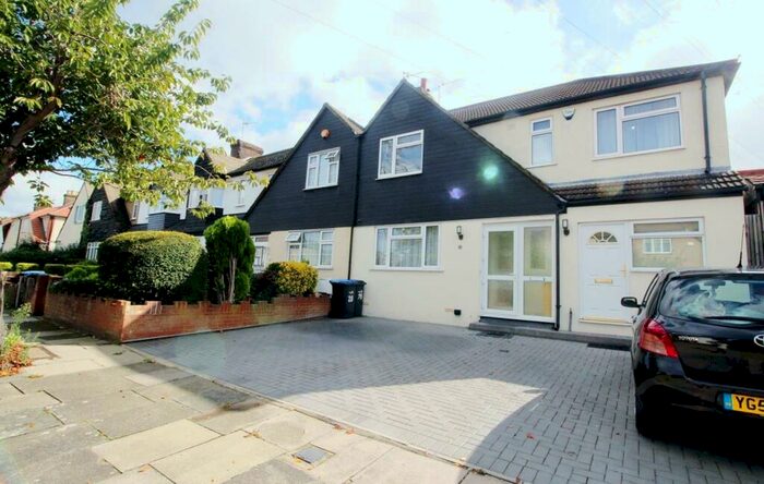 4 Bedroom End Of Terrace House To Rent In Princes Avenue, Enfield, EN3