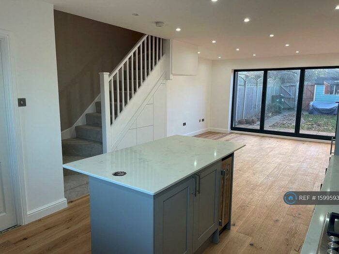 3 Bedroom End Of Terrace House To Rent In Mendip Close, Worcester Park, KT4