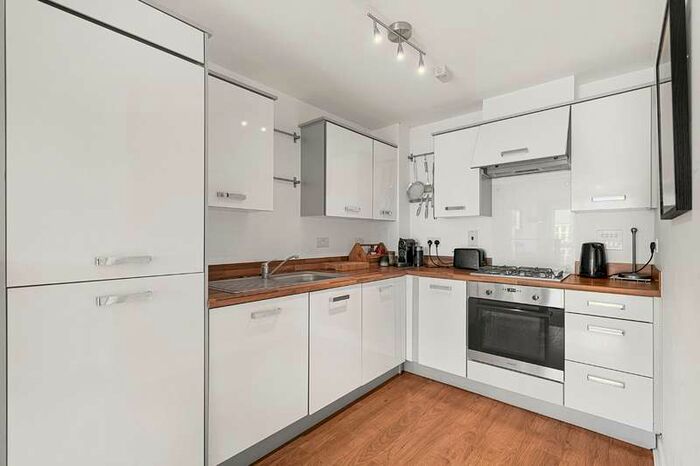 2 Bedroom Flat To Rent In Radcliffe House, 3 Worcester Close, London, SE20