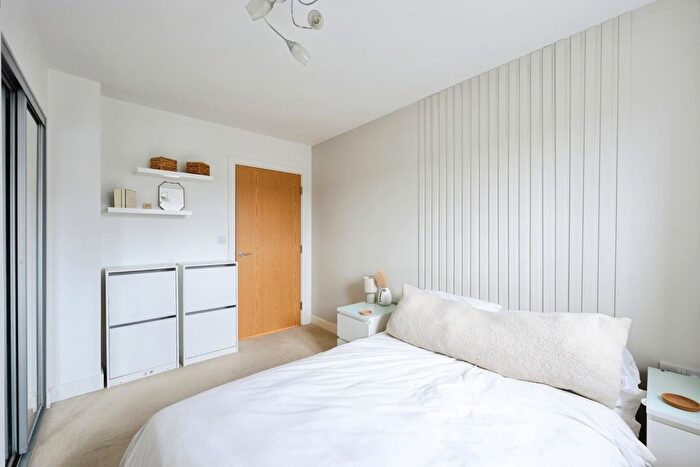 1 Bedroom Flat For Sale In Canalside, Redhill, Surrey, RH1