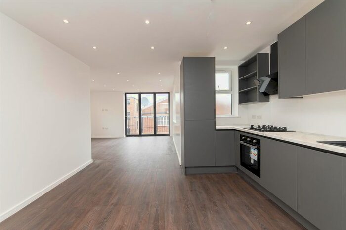 3 Bedroom Flat To Rent In King Street, London, N2