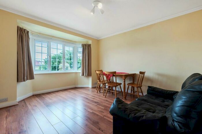 2 Bedroom Apartment To Rent In Grange View Road, N20