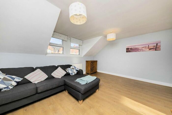2 Bedroom Flat To Rent In Balham High Road, London, SW12