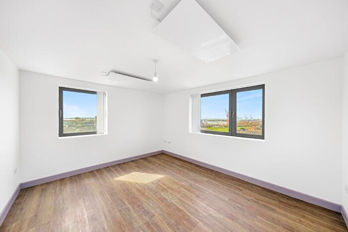 3 Bedroom Apartment To Rent In Willow House, L21