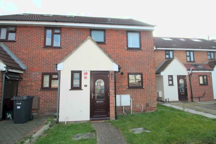 3 Bedroom Semi-Detached House To Rent In Bronte Close, Ilford, Essex, IG2
