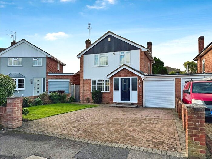 3 Bedroom Link Detached House For Sale In Portrush Close, Woodley, Reading, RG5