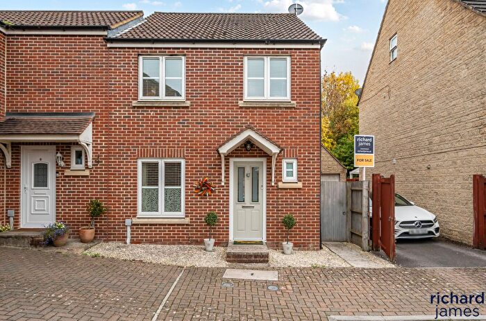 3 Bedroom Semi-detached House For Sale In Cookham Road, Oakhurst, Swindon, SN25