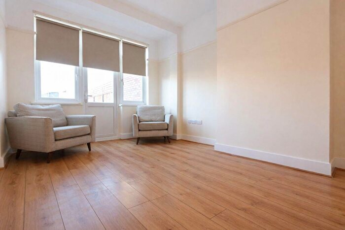 4 Bedroom House To Rent In Bedroom House - Wood Green, N22