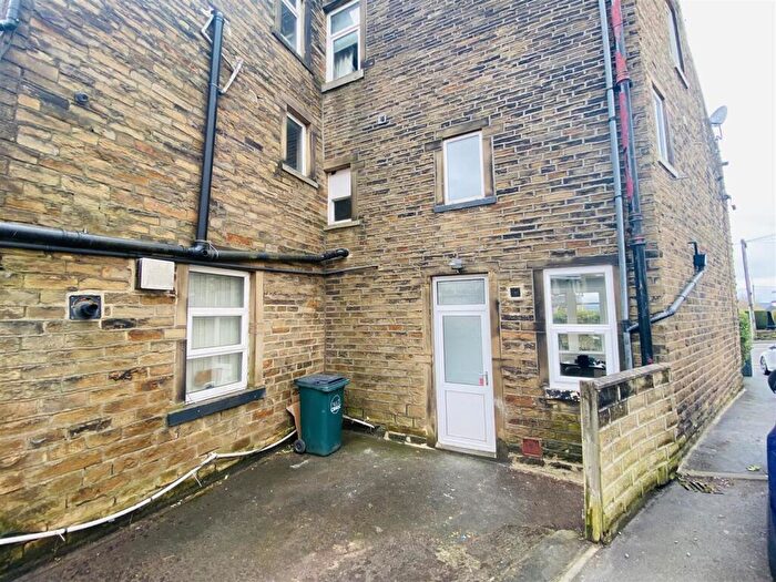 2 Bedroom End Of Terrace House To Rent In Idle Road, Bradford, BD2