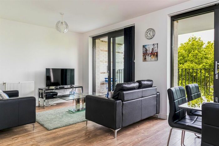 3 Bedroom Flat To Rent In Kingfisher Heights, Silvertown, E16