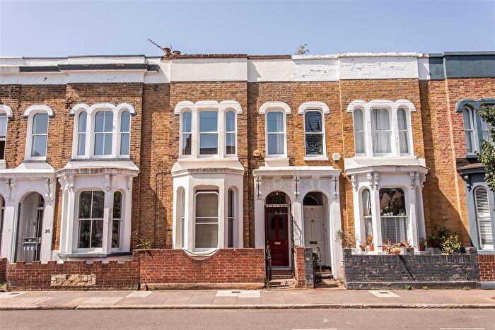 2 Bedroom Flat For Sale In Lichfield Road, Mile End, E3