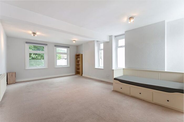 3 Bedroom Flat To Rent In Brighton Road, South Croydon, CR2