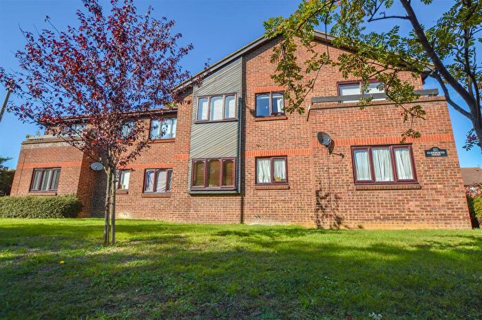 2 Bedroom Flat To Rent In Glenbower Court, Hatfield Road, AL4