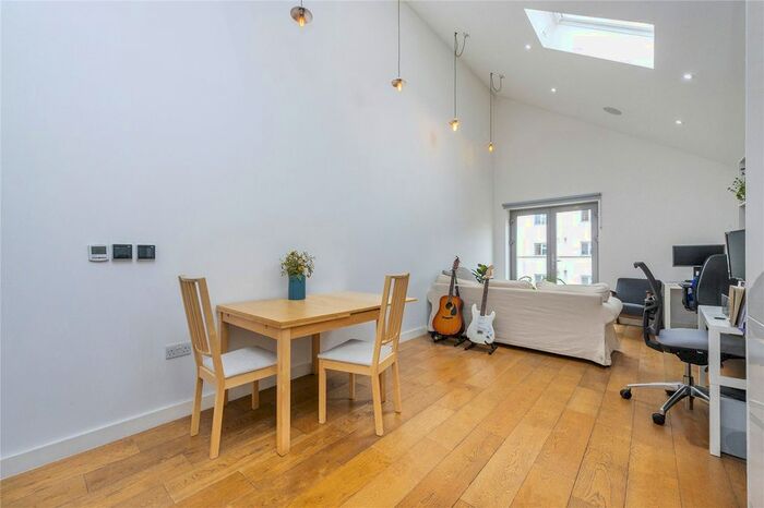 2 Bedroom Flat To Rent In Oasis Court, Mile End Road, E1