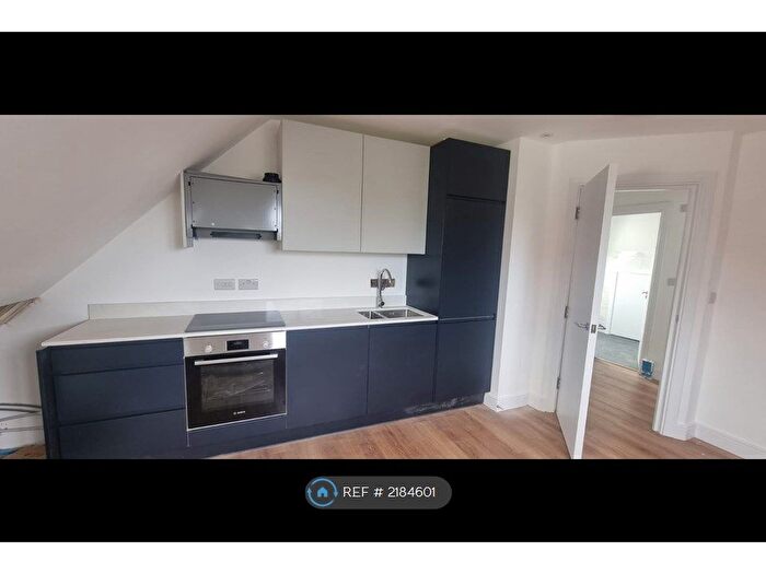 2 Bedroom Flat To Rent In London, London, NW4