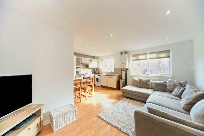 2 Bedroom Flat To Rent In Marigold Way, Croydon, CR0