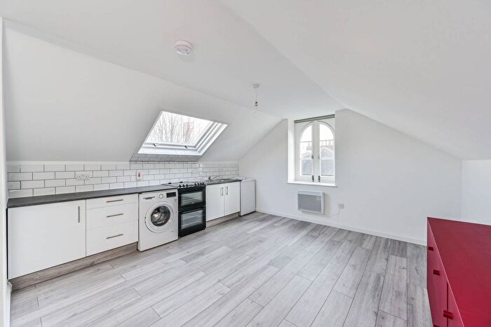 Studio To Rent In Lansdowne Way, Stockwell, London, SW8