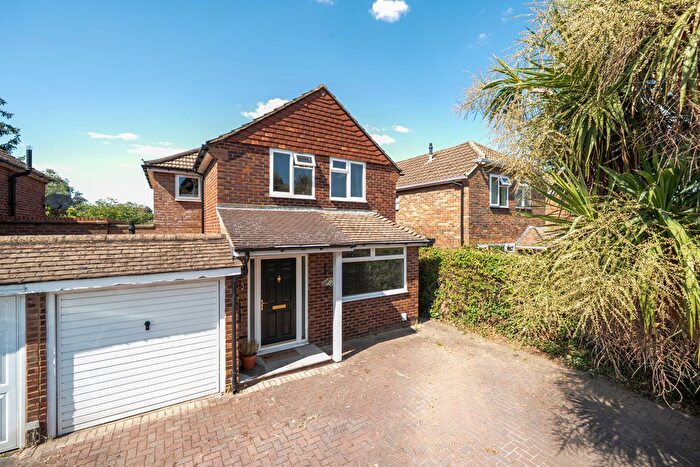 3 Bedroom Link Detached House For Sale In Lake Close, Byfleet, KT14