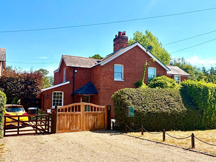 3 Bedroom Semi-Detached House For Sale In Hardwick Lane, Lyne, Lyne, Chertsey, Surrey, KT16