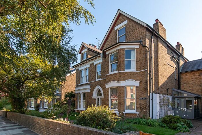 2 Bedroom Flat For Sale In Cumberland Road, Richmond, TW9