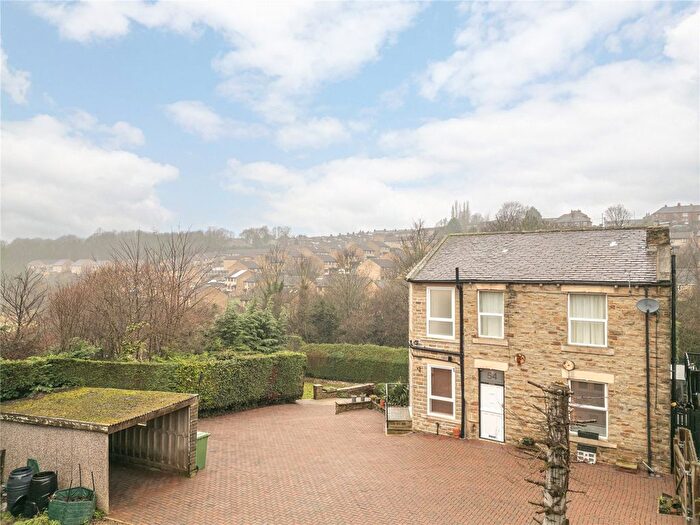 4 Bedroom Detached House For Sale In Station Road, Earlsheaton, Dewsbury, WF12