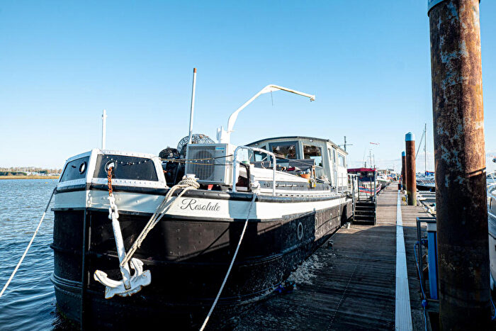 3 Bedroom House Boat For Sale In Essex Marina, Rochford, SS4