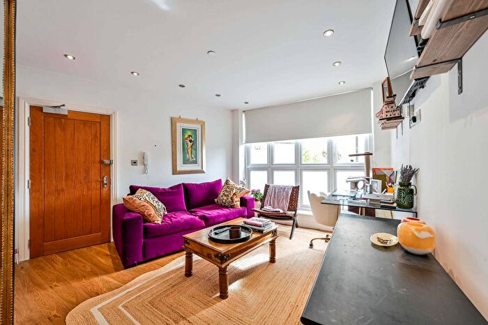 1 Bedroom Flat For Sale In Bridle Lane, St Margarets, Twickenham, TW1
