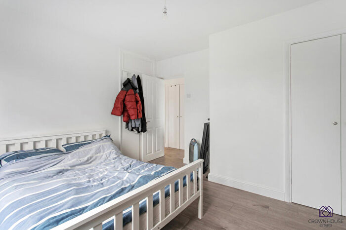 2 Bedroom Flat For Sale In Days Mead, Hatfield, Hertfordshire, AL10