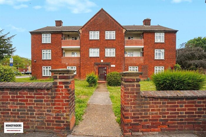 2 Bedroom Apartment For Sale In Snaresbrook Road, London, E11