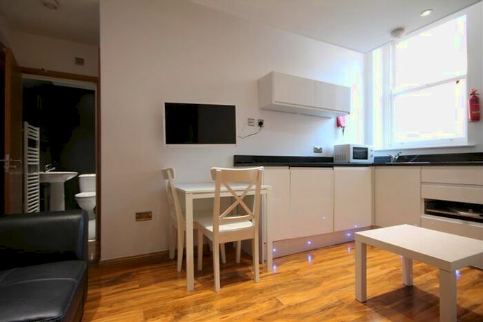 3 Bedroom Flat To Rent In Falconars Court, City Centre, NE1