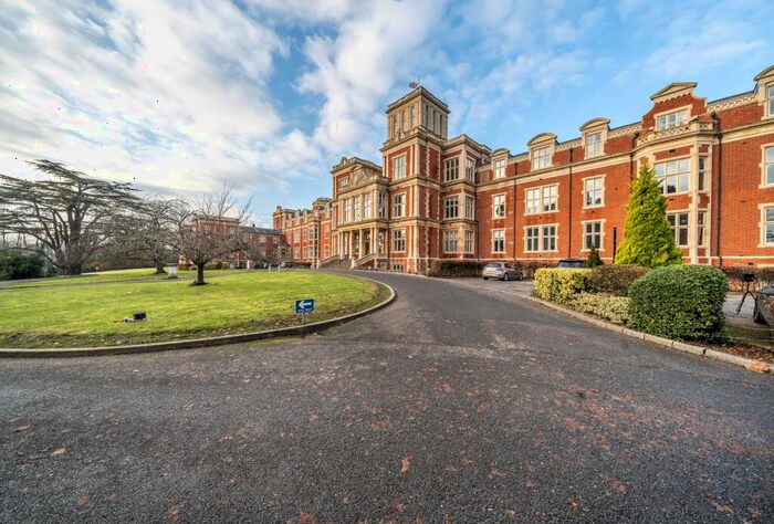 1 Bedroom Apartment For Sale In Royal Earlswood Park, Redhill, Surrey, RH1