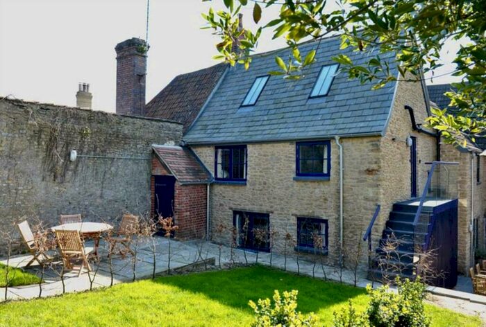 3 Bedroom Town House To Rent In High Street, Bruton, BA10