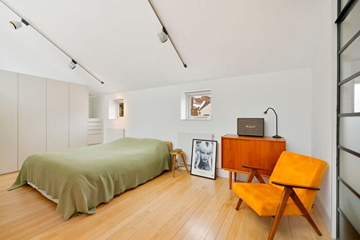 3 Bedroom Flat To Rent In Hewer Street, London, W10