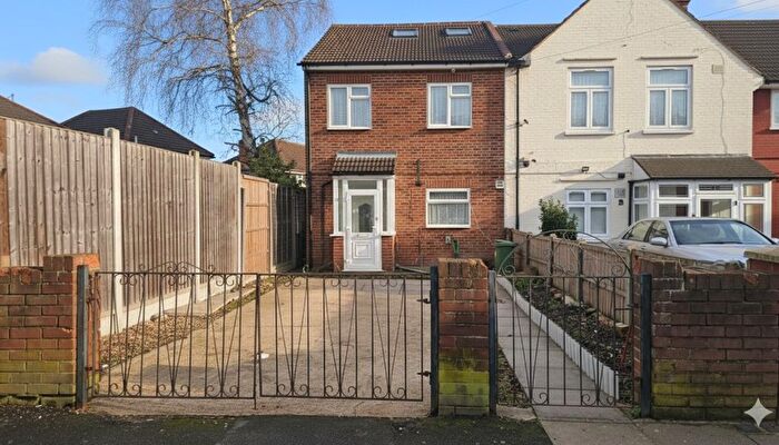 5 Bedroom Semi Detached House For Sale In Kingsley Road, Hainault, IG6