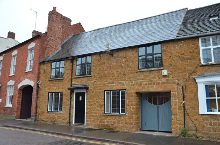 2 Bedroom Mews To Rent In Horse Fair, Banbury, OX16