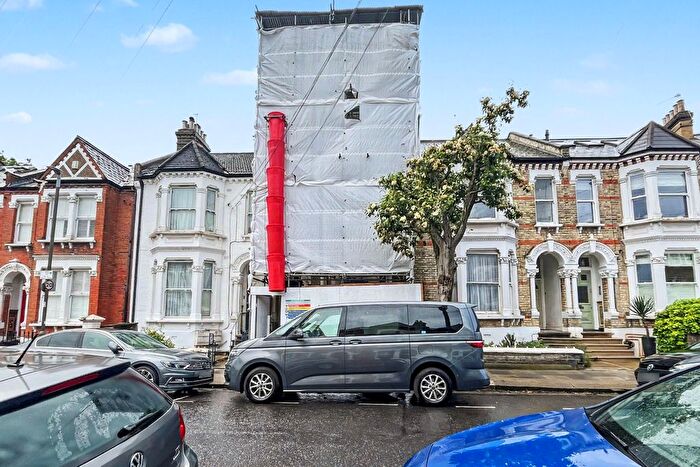 3 Bedroom Terraced House For Sale In Ravenslea Road, London, SW12