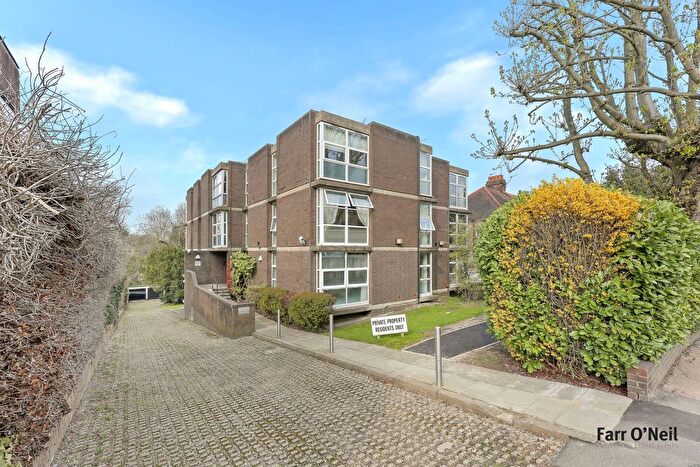 2 Bedroom Flat For Sale In Palmerston Road, Buckhurst Hill, IG9