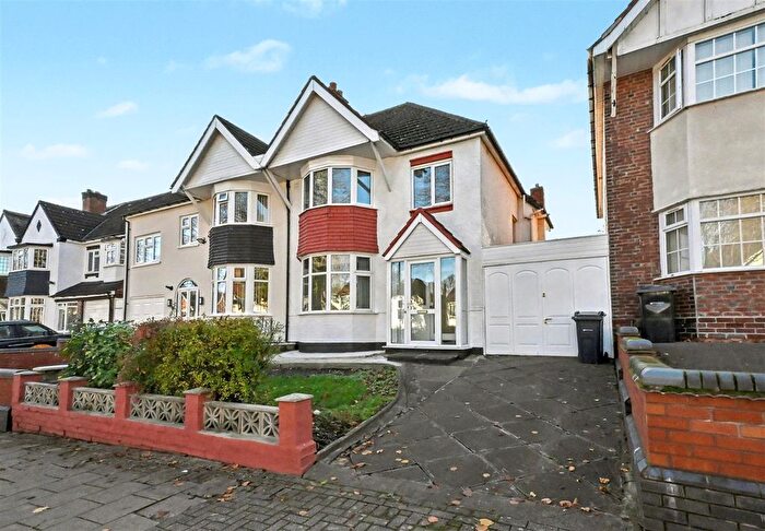 3 Bedroom Semi Detached House For Sale In Wadhurst Road, Birmingham, B17